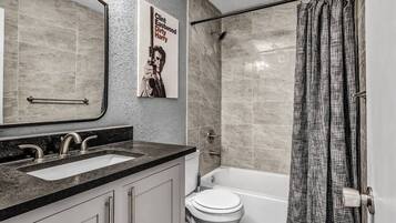Combined shower/tub, towels