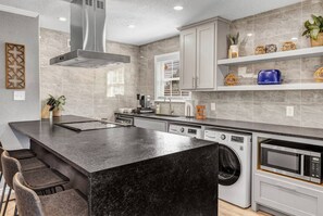 Geladeira, micro-ondas, fogão, cooktop