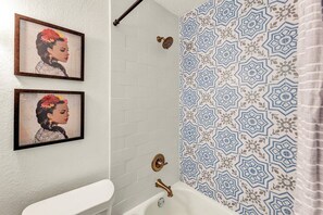 Combined shower/tub, towels