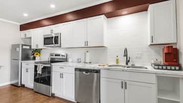 Réfrigérateur, micro-ondes, four, plaque de cuisson