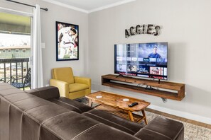 Smart TV - The Zone: Blocks from Texas A&M, Comfy King Bed (Bryan)