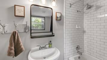 Combinazione doccia/vasca, asciugacapelli, asciugamani