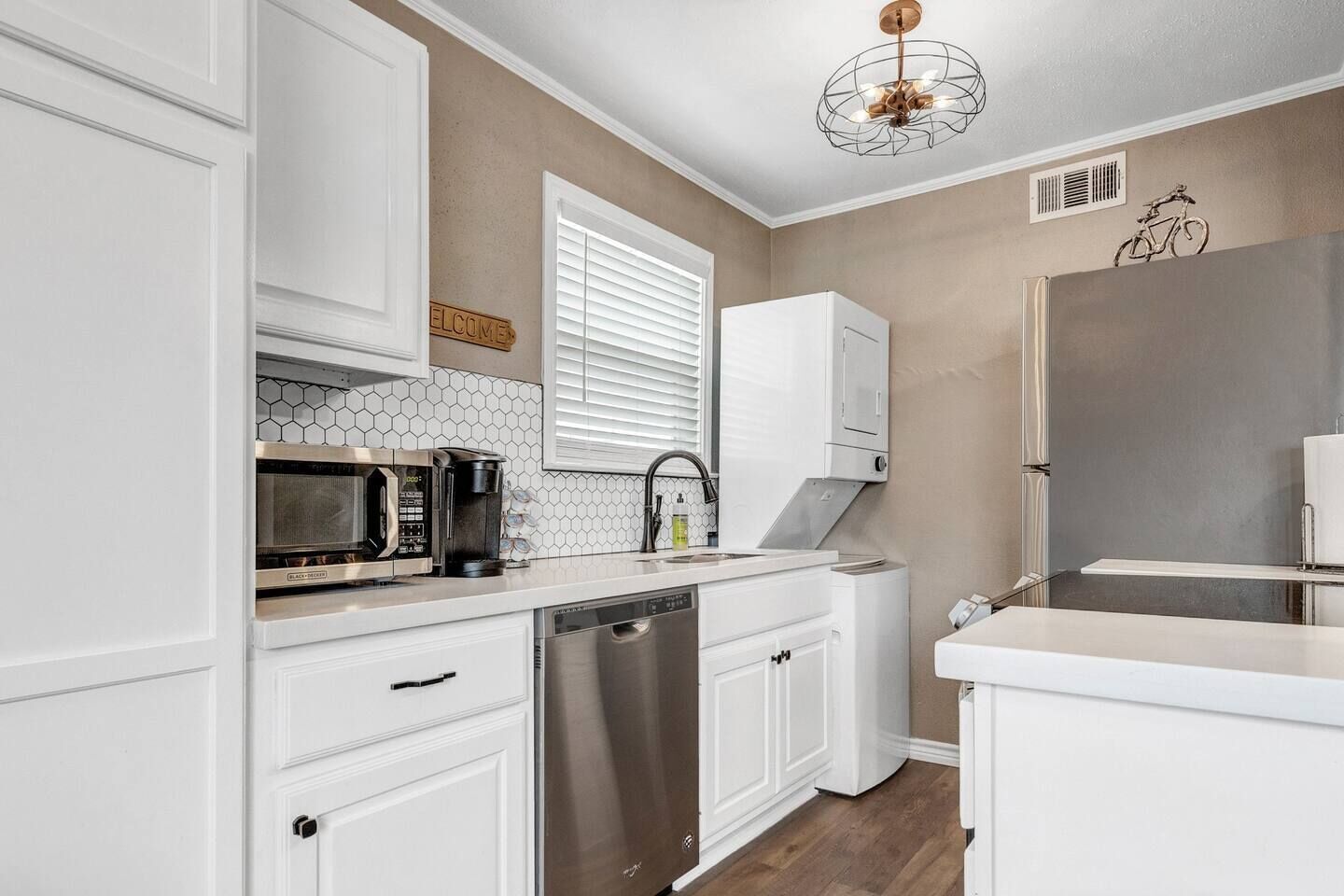 Réfrigérateur, micro-ondes, four, plaque de cuisson