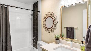 Combined shower/tub, hair dryer, towels