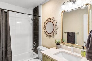 Combined shower/tub, hair dryer, towels