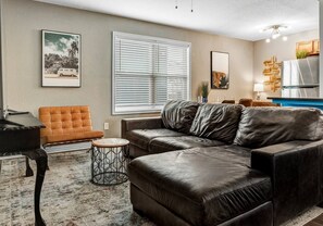 Smart TV - Kelly's Cove: 1st Flr 2 Bdrm-Walk to A&M-King Beds (Bryan)