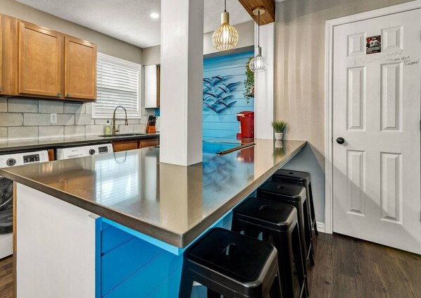 Fridge, microwave, oven, stovetop - Kelly's Cove: 1st Flr 2 Bdrm-Walk to A&M-King Beds (Bryan)