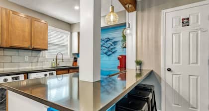 Kelly's Cove: 1st Flr 2 Bdrm-Walk to A&M-King Beds