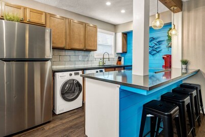 Kelly's Cove: 1st Flr 2 Bdrm-Walk to A&M-King Beds