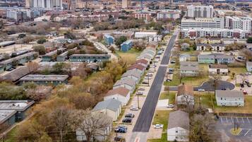 Vista aérea de una zona residencial con una avenida principal, casas y edificios.