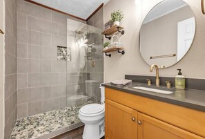 Douche, sèche-cheveux, serviettes fournies