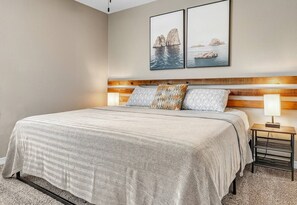 2 bedrooms, iron/ironing board, WiFi, bed sheets - Kelly's Cove: 1st Flr 2 Bdrm-Walk to A&M-King Beds (Bryan)