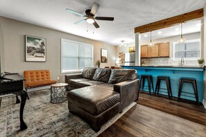 Smart TV - Kelly's Cove: 1st Flr 2 Bdrm-Walk to A&M-King Beds (Bryan)