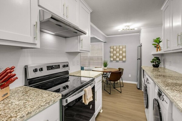 Een koelkast, een magnetron, een oven, een kookplaat