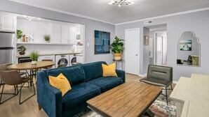 Eine moderne Wohnung mit Wohnbereich, Essbereich und Küche.