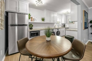 Frigorífico, microondas, horno y placa de cocina