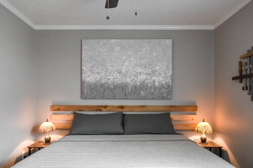 Magnolia Farms: Walk to A&M, Comfy King Beds