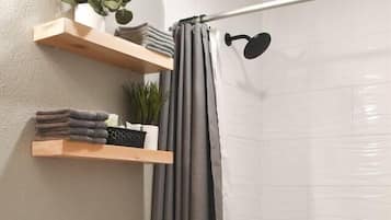Ensemble douche/baignoire, sèche-cheveux, serviettes fournies