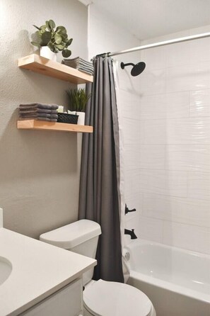 Ensemble douche/baignoire, sèche-cheveux, serviettes fournies