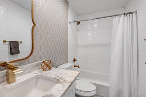 Combined shower/tub, hair dryer, towels