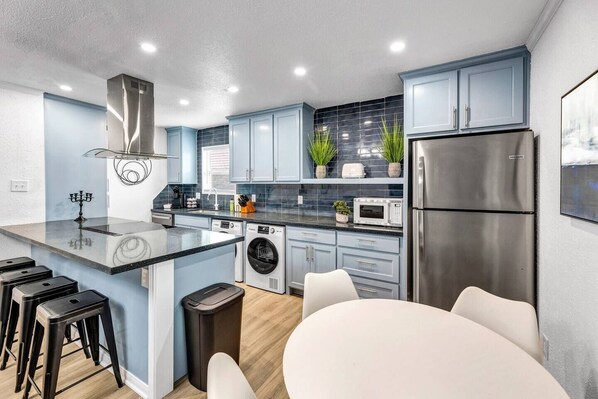 Refrigerador, microondas, horno y parrilla de estufa