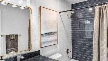 Combined shower/tub, hair dryer, towels