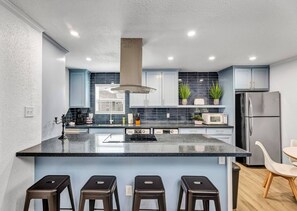 Frigorífico, microondas, horno y placa de cocina