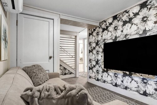 Poppy: Quirky, Walk to A&M, Comfy King Bed, Fun Space