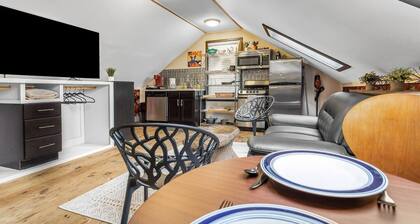 Poppy: Quirky, Walk to A&M, Comfy King Bed, Fun Space