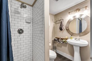 Shower, hair dryer, towels - Poppy: Quirky, Walk to A&M, Comfy King Bed, Fun Space (Bryan)