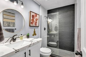Combined shower/bathtub, towels - Rowan: 1st Floor, King Beds/Close to A&M (Bryan)