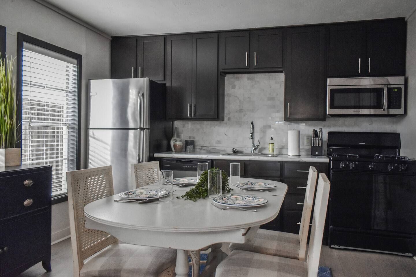 Een koelkast, een magnetron, een oven, een kookplaat