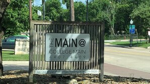 Une enseigne indiquant « The Main College Main » avec un numéro de téléphone.