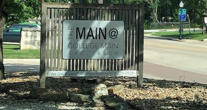 Rudder's Retreat: Walk to A&M, Comfy King Bed