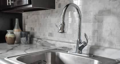 Rudder's Retreat: Walk to A&M, Comfy King Bed