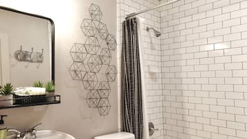 Combined shower/tub, hair dryer, towels