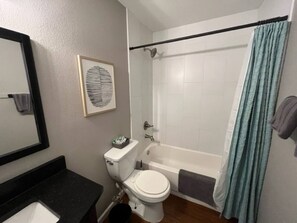 Combined shower/bathtub, hair dryer, towels