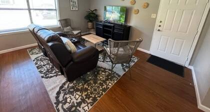 Savannah: 1st Floor-Walk to A&M-Comfy King Beds