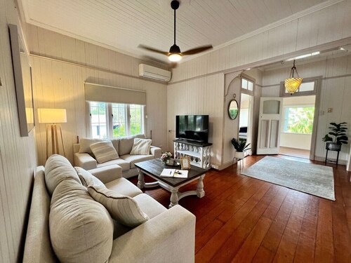 Stylish City Fringe 2 Bed Upstairs Unit