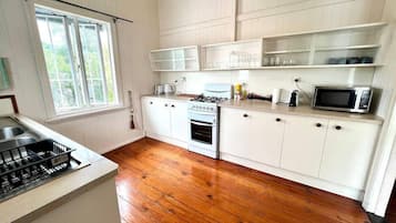 Frigorífico, microondas, placa de cocina y cafetera o tetera