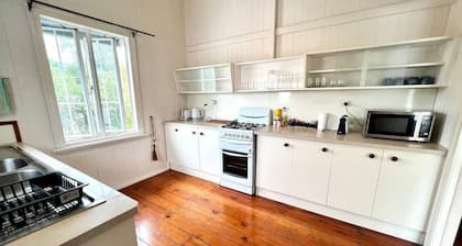 Stylish City Fringe 2 Bed Upstairs Unit