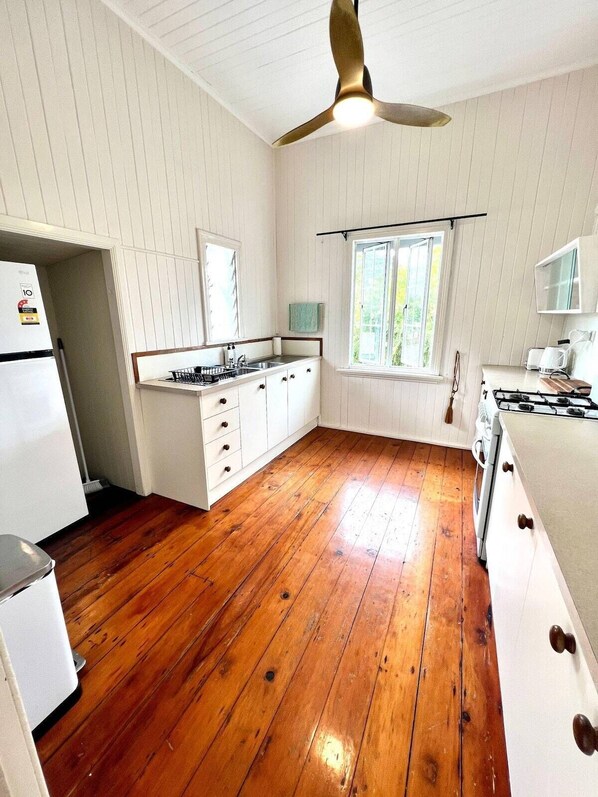 Geladeira, micro-ondas, cooktop, cafeteira/chaleira