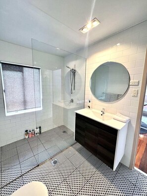 Chuveiro, toalhas de banho