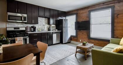 Sully's Loft:Walk to A&M-Comfy King Bed-Cool Style