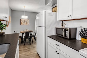 Fridge, microwave, oven, stovetop - Sweet Home: 1st Floor, 2 Bdrm/Walk to A&M/King Beds (Bryan)