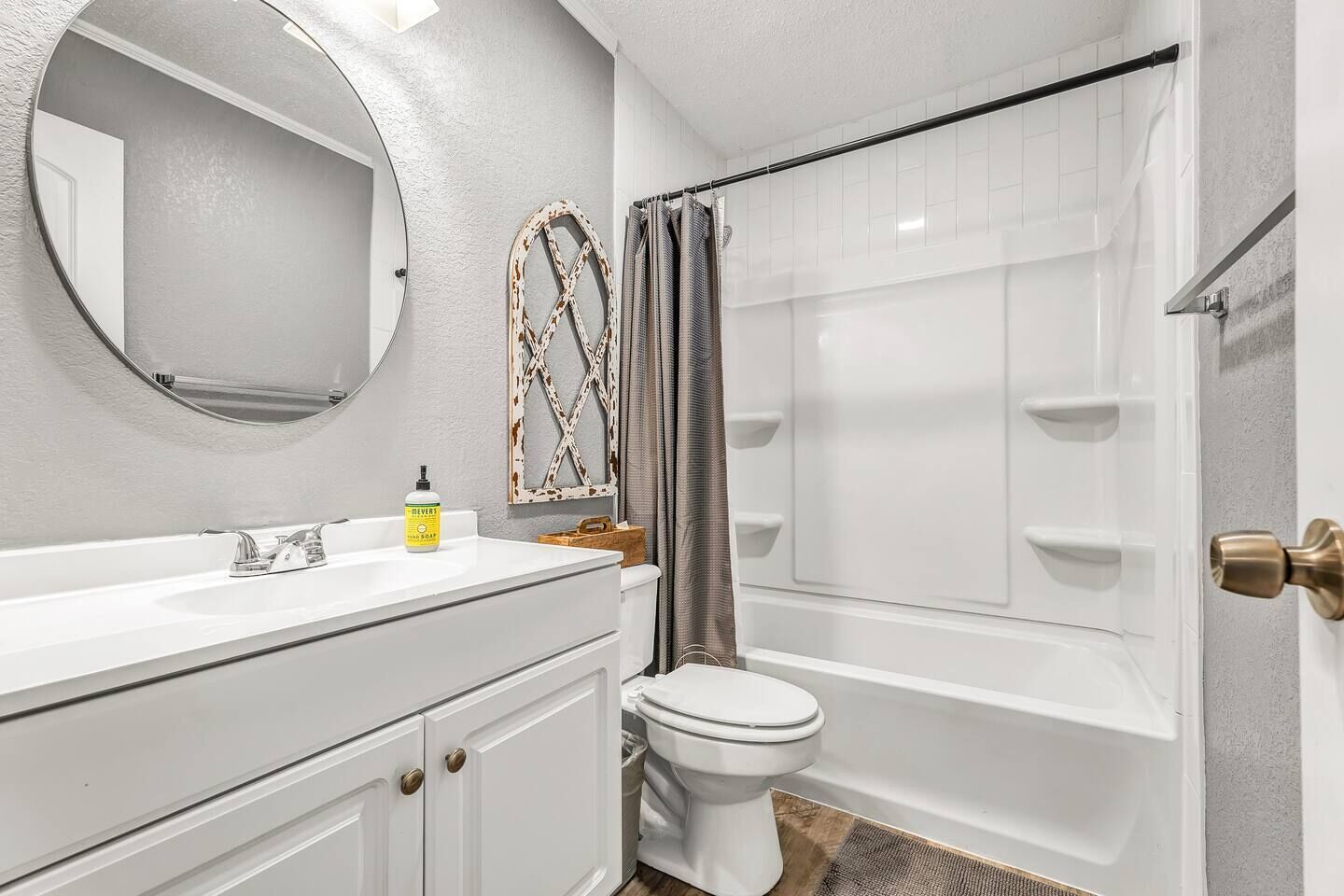 Ensemble douche/baignoire, sèche-cheveux, serviettes fournies