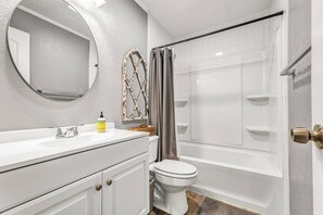 Combined shower/bathtub, hair dryer, towels - Sweet Home: 1st Floor, 2 Bdrm/Walk to A&M/King Beds (Bryan)