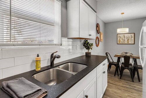 Sweet Home: 1st Floor, 2 Bdrm/Walk to A&M/King Beds