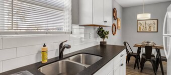 Sweet Home: 1st Floor, 2 Bdrm/Walk to A&M/King Beds