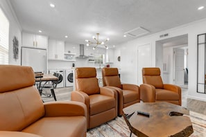 Interior - The Dominion: 2 Bdrm/Walk to A&M/Comfy King Beds (Bryan)